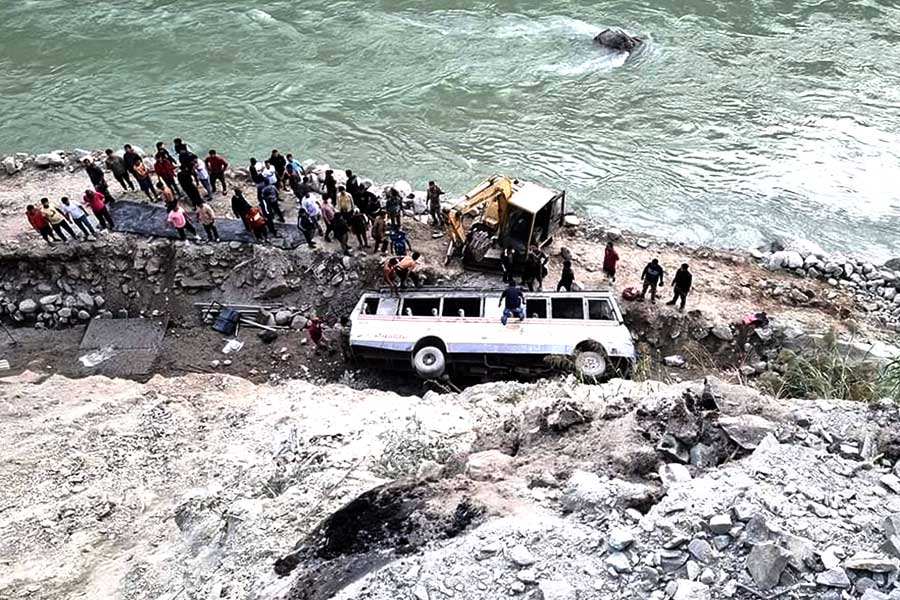 শিলিগুড়ির কাছে রংপোয় ভয়াবহ দুর্ঘটনা, সেতু ভেঙে খাদে পড়ল যাত্রীবাহী বাস