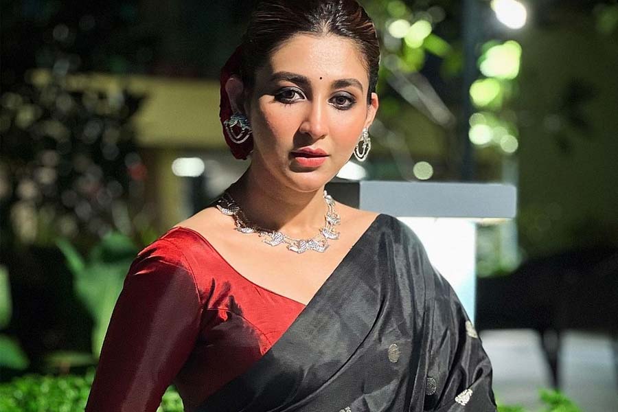 ঐন্দ্রিলার ছবি ব্যবহার করে অনলাইনে শাড়ির ব্যবসা! সংস্থাকে একহাত নিলেন অভিনেত্রী