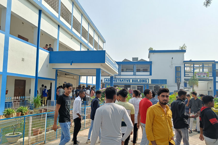 মেয়াদ উত্তীর্ণ অধ্যক্ষকে সরাতে চেয়ে বিক্ষোভ TMCP-র, ‘দুর্নীতি রুখেই রোষানলে’, পালটা নাগরিকদের