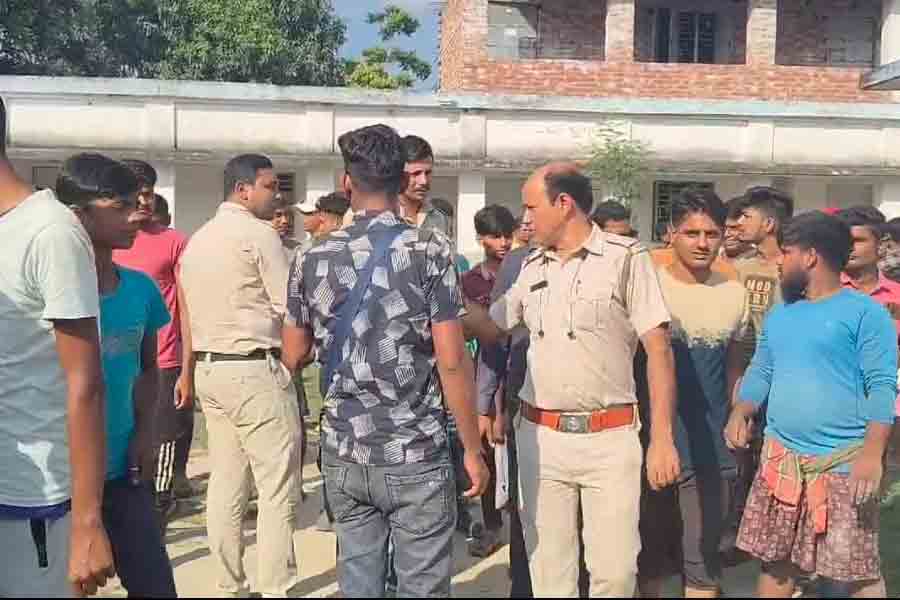 স্কুলের ছাত্রীদের ‘ব্যাড টাচ’, অশালীন মেসেজ-কুপ্রস্তাব! শিক্ষকের বিরুদ্ধে সরব অভিভাবকরা