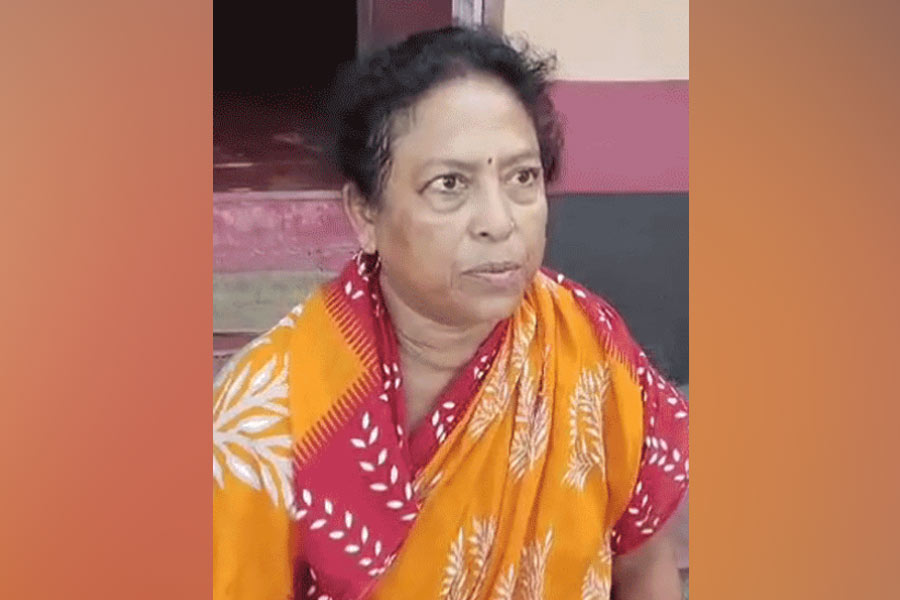 গাড়ি থেকে নামিয়ে মিনাখাঁর বিধায়ক ও স্বামীকে ‘মার’, জমি দখল নিয়ে অশান্তির জের?
