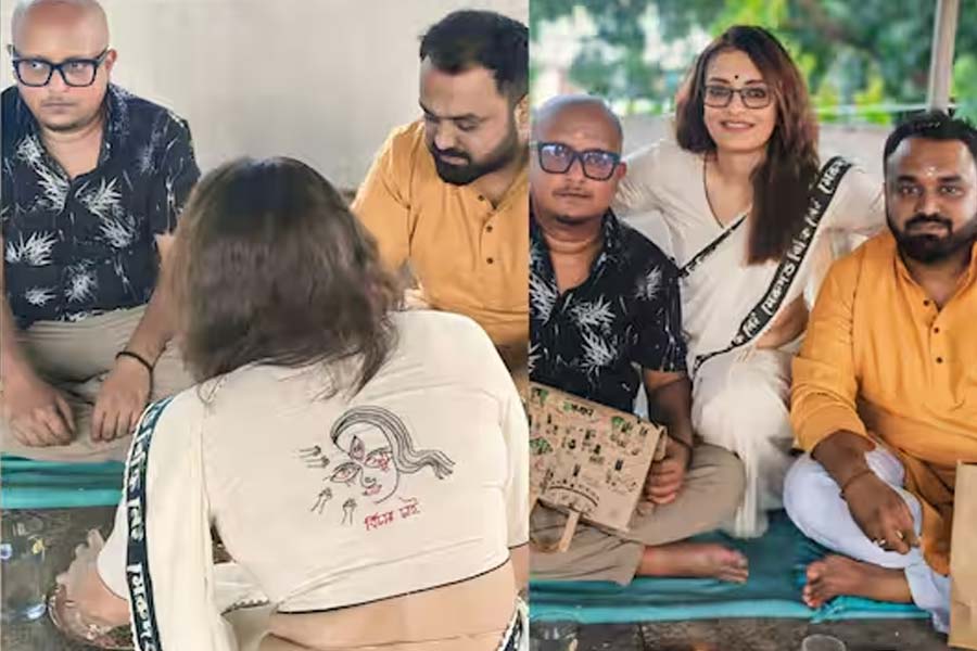 ব্লাউজে লেখা ‘বিচার চাই’, শাড়িতে ‘মেরুদণ্ড বিক্রি নেই’, উষসীর ‘প্রতিবাদী’ ভাইফোঁটা