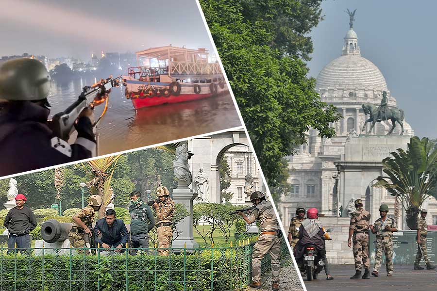 ভিক্টোরিয়া কাঁপল বুটের আওয়াজে, চলল কমান্ডো ‘অপারেশন’