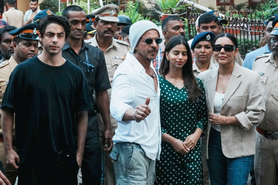 ভোট এলেই বলিউডের রং ‘সাদা’, বুথ-ব়্যাম্পে ছক ভাঙলেন কারা? দেখুন অ্যালবাম