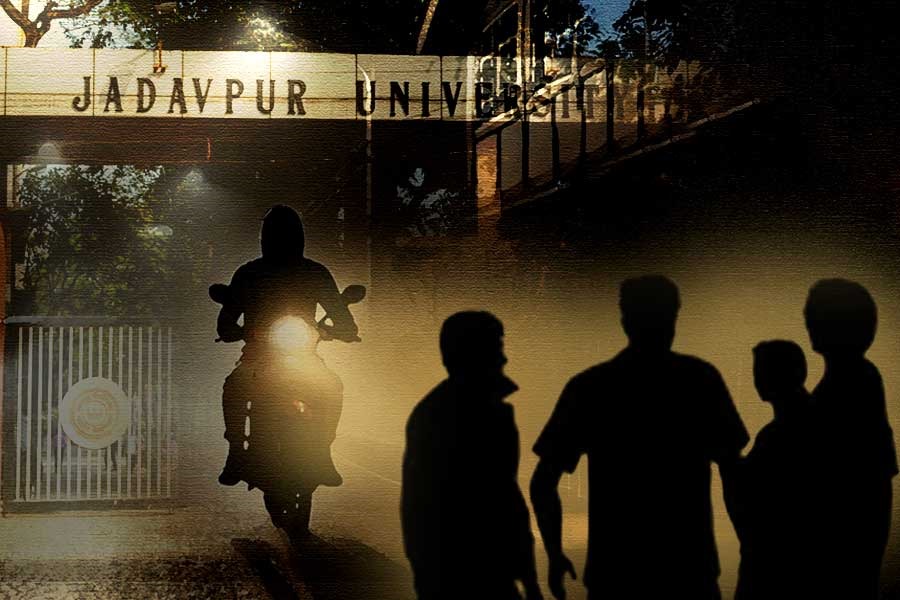 রাত বাড়লেই ভয়! বিস্ফোরক অভিযোগ যাদবপুর বিশ্ববিদ্যালয়ের অধ্যাপকের
