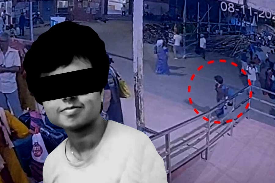 ‘ওরা বাঁচতে দেবে না’, মাকে ফোনের পরই কালনার রেললাইনের ধারে মিলল ছাত্রীর দেহ