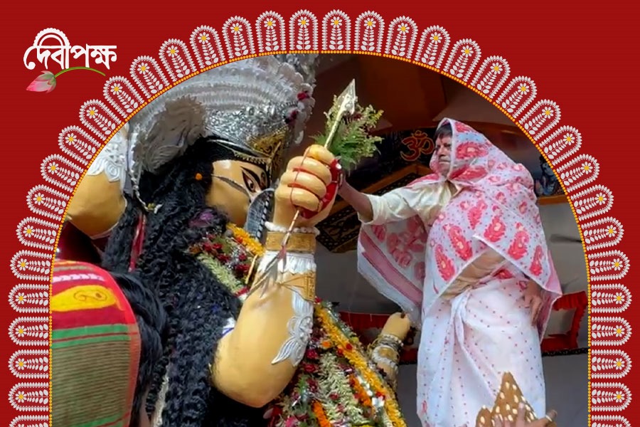 ভদ্রেশ্বরের তেঁতুলতলায় মাতৃবরণ, মহিলাদের বেশে দেবীর আরাধনায় পুরুষরা