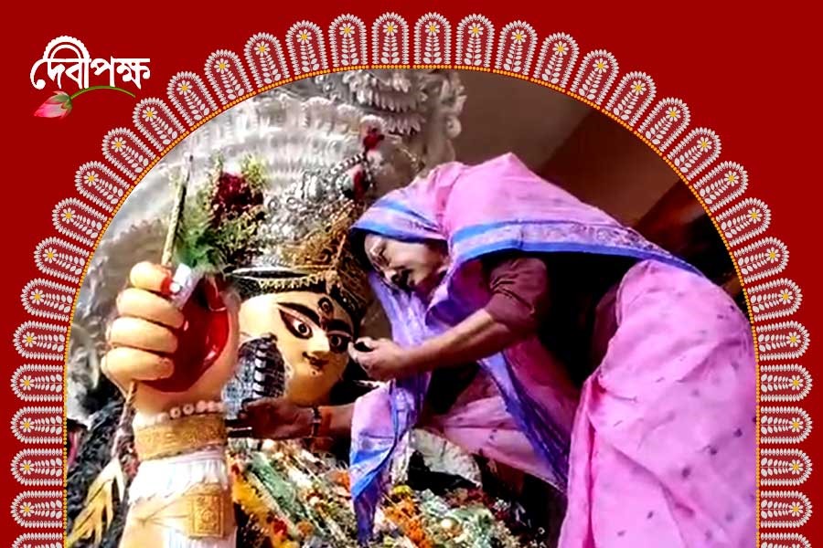 দশমীতে কাজের ছুটি! কেন ভদ্রেশ্বরের তেঁতুলতলায় জগদ্ধাত্রীবরণে পুরুষরাই?