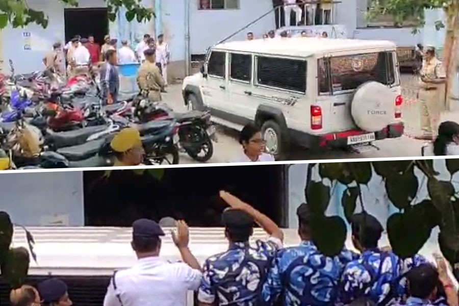 গাড়িতে চাপড় থেকে কড়া নিরাপত্তা! সঞ্জয় নিয়ে আরও ‘সতর্ক’ পুলিশ