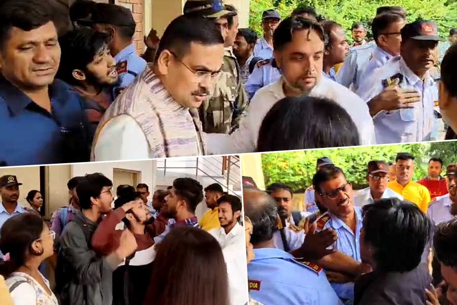 বিশ্বভারতীতে ‘অতিথিদের’ ঘিরে বিক্ষোভে SFI সমর্থকরা
