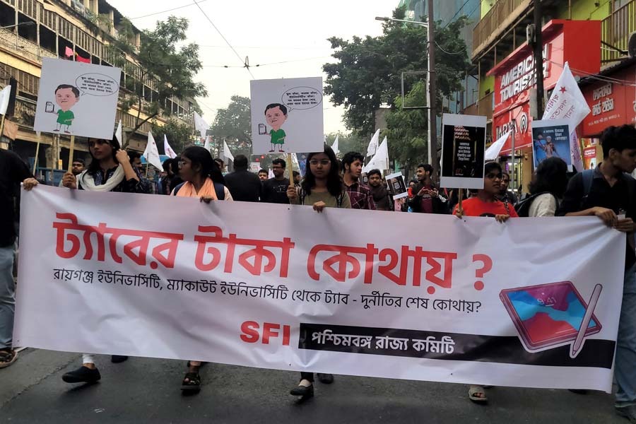 ট্যাব-কাণ্ডের প্রতিবাদে পথে প্রতিবাদে বাম ছাত্র সংগঠন SFI