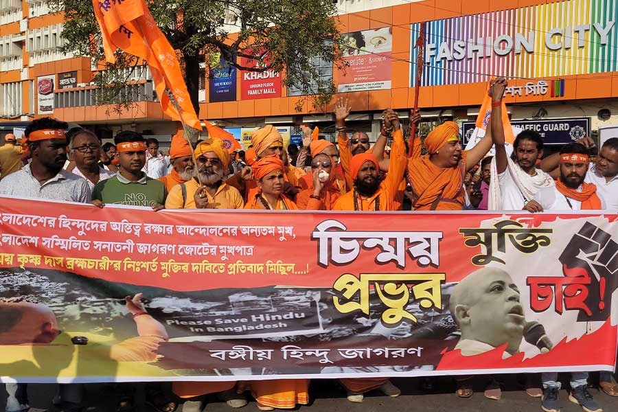 ‘এক চিন্ময় কারাগারে, লক্ষ চিন্ময় ঘরে ঘরে’, কলকাতার রাস্তায় হুঙ্কার সনাতনীদের, পুলিশের সঙ্গে ধুন্ধুমার