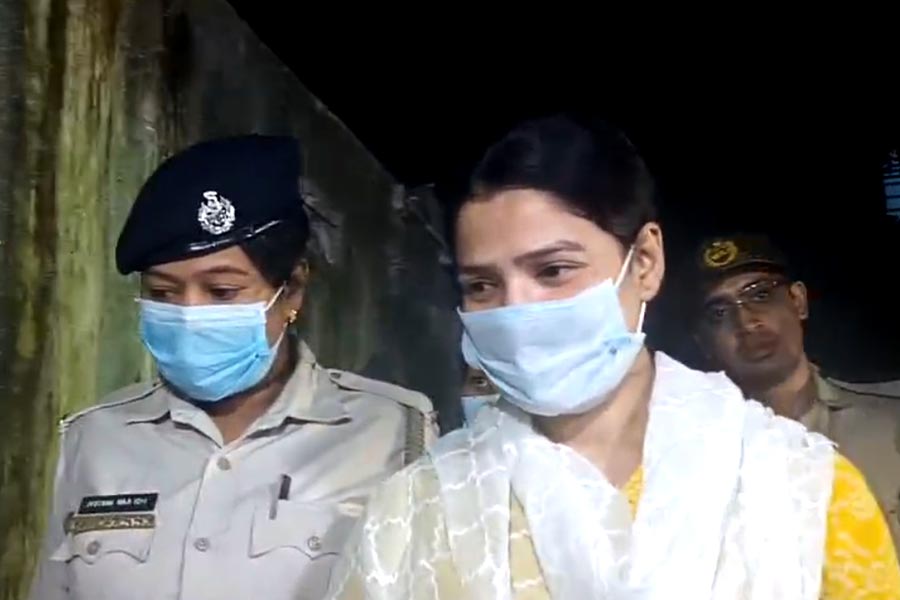 মাকে হারিয়ে মানসিকভাবে বিধ্বস্ত! আর কিছুদিন বাড়িতে থাকতে চেয়ে হাই কোর্টে অর্পিতা