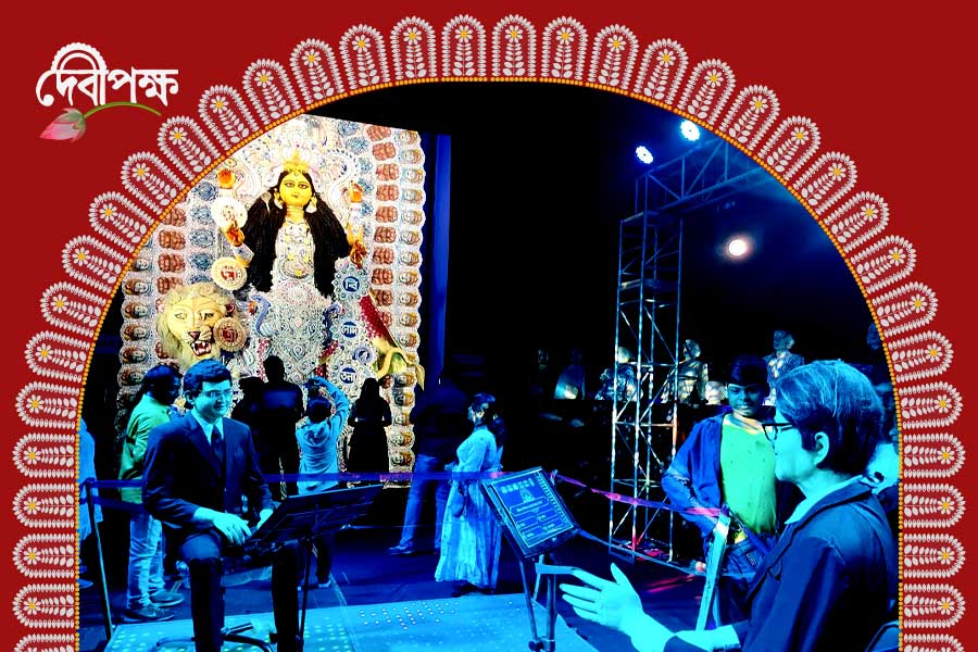 কোথাও সাবেকি প্রতিমা কোথাও থিমের পুজো, অষ্টমীতে জমজমাট চন্দননগর