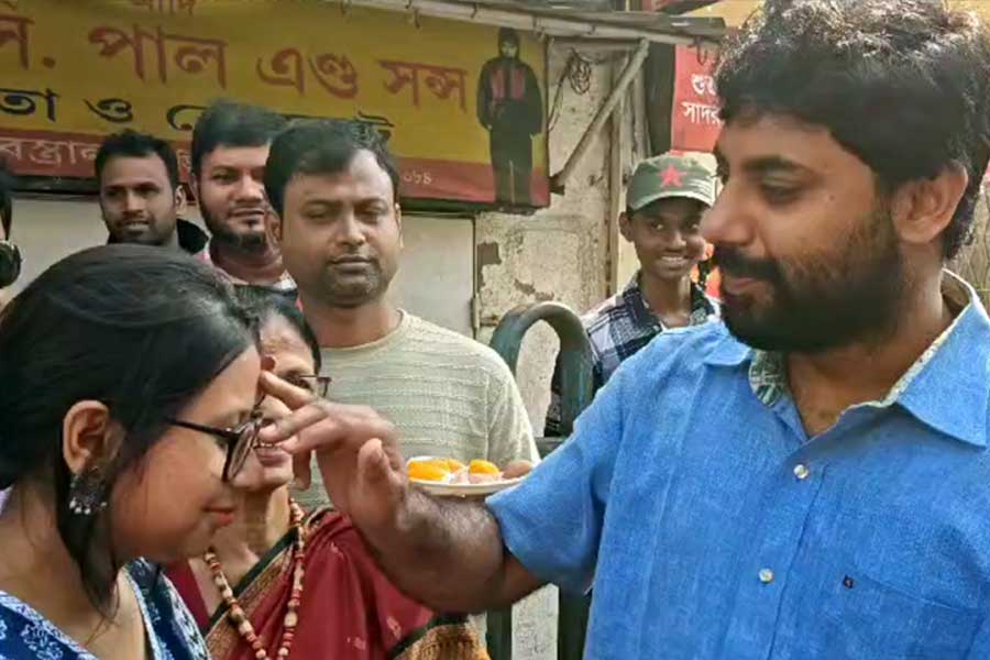 ‘বোনের কপালে দিলাম ফোঁটা, ধর্ষকের দুয়ারে পড়ল কাঁটা’, নারী সুরক্ষায় ‘বোনফোঁটা’ সৃজনদের