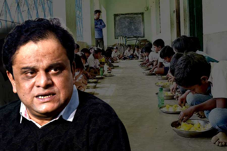 ২ বছর পর মিড ডে মিলে ‘নামমাত্র’ বরাদ্দ বৃদ্ধি কেন্দ্রের, ক্ষোভপ্রকাশ ব্রাত্য বসুর