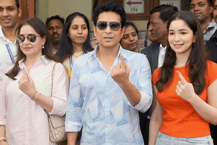শচীন-অক্ষয়-কার্তিক থেকে হেমা-গুলজার, মহারাষ্ট্রের ভোট উৎসবে মুম্বইয়ের তারকারা