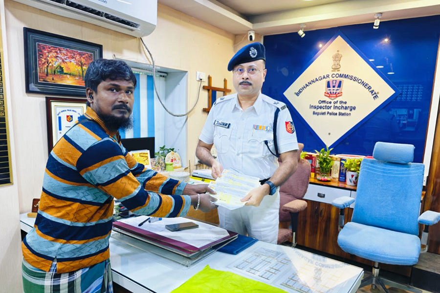 সততার নজির! কলকাতার রাস্তায় পড়ে থাকা ১৫ লক্ষের চেক ফিরিয়ে পুরস্কৃত রিকশাচালক