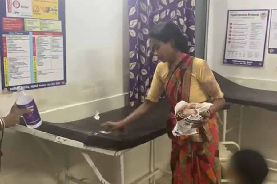 মৃত স্বামীর রক্তমাখা শয্যা মুছতে হল অন্তঃসত্ত্বা স্ত্রীকেই! প্রশ্নের মুখে মধ্যপ্রদেশের স্বাস্থ্যকেন্দ্র