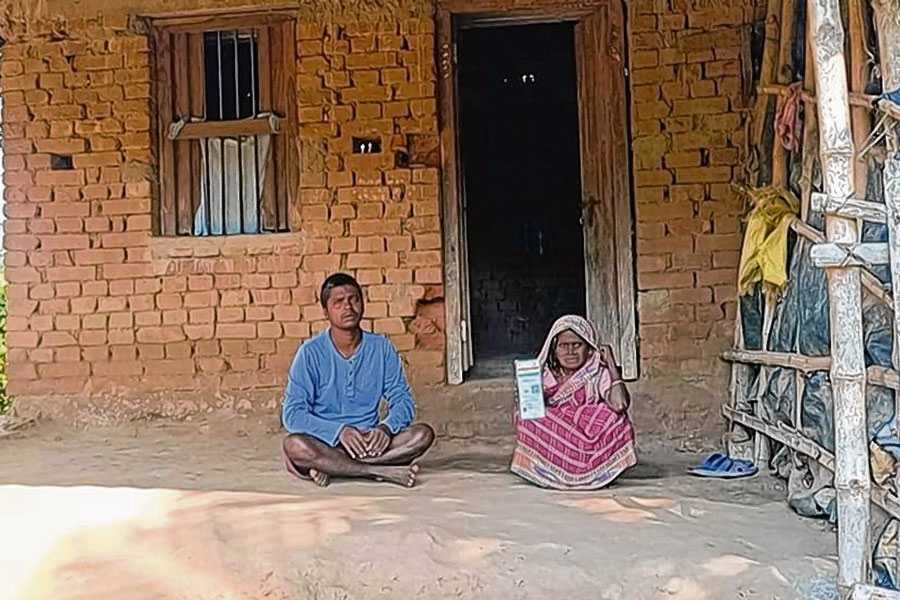 জীর্ণ ঘরে দিন গুজরান, নাম নেই ‘আবাস’ তালিকায়, ভবিষ্যতের চিন্তায় বৃদ্ধা