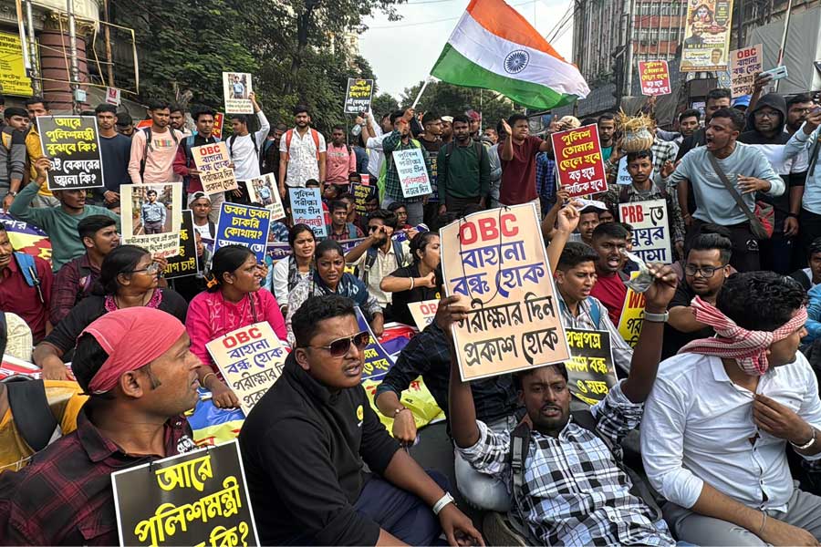 ‘পুলিশে’ নিয়োগ চেয়ে পথে-প্রতিবাদে চাকরিপ্রার্থীরা