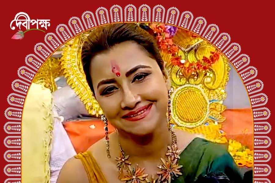 ‘ছেলে যেন পাশ করে’, জগদ্ধাত্রীর কাছে প্রার্থনা করলেন রচনা