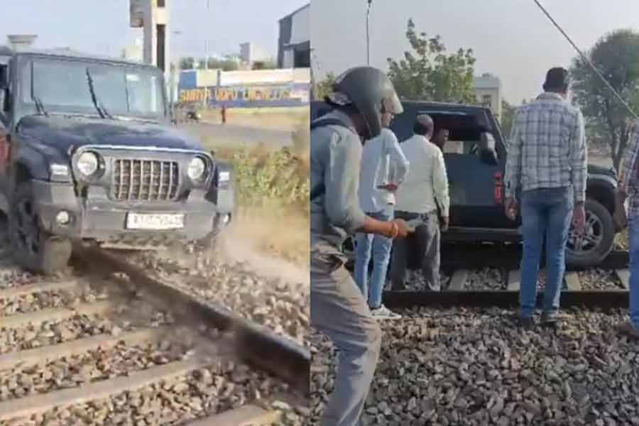 দুঃসাহসিক রিলস বানাতে গাড়ি নিয়ে রেললাইনে, ট্র্যাকেই আটকে গেল চাকা! তার পর…