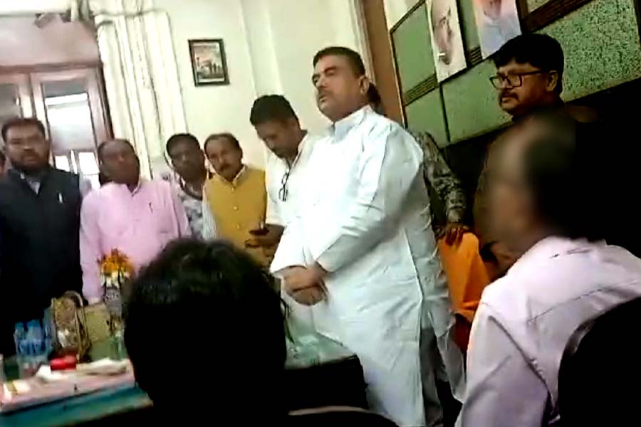 বিচার প্রক্রিয়ায় ‘অসন্তোষ’,  বিধানসভায় শুভেন্দুর ঘরে ‘অভয়া’র মা-বাবা!