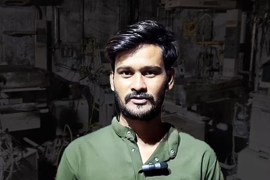 পুড়ছে দুই সন্তান, তবুও চোখের জল মুছে ঝাঁসির হাসপাতালে ৭ শিশুর প্রাণ বাঁচিয়ে ‘হিরো’ ইয়াকুব