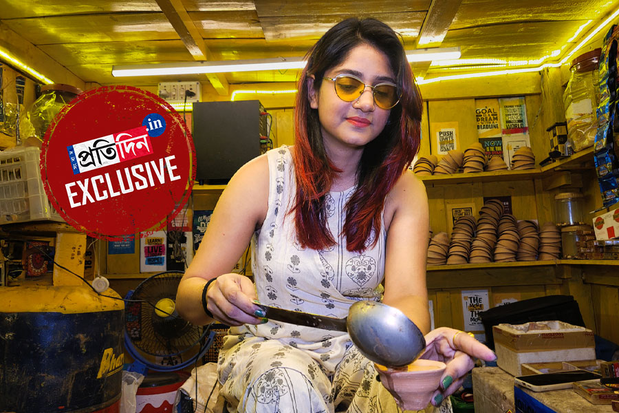 অভিনেত্রী থেকে চা দোকানি, ‘রাশিয়ান দিদি’র চায়ের দোকানে ভিড় জনতার