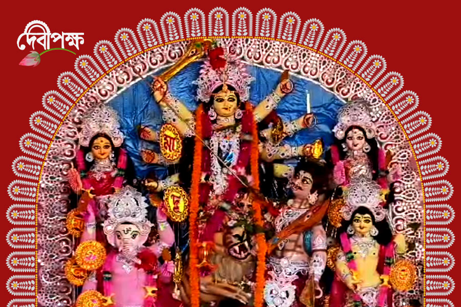 আগুনে পুড়ল দুর্গার চুল-শাড়ি! অমঙ্গল ঠেকাতে ‘অকাল-বোধন’