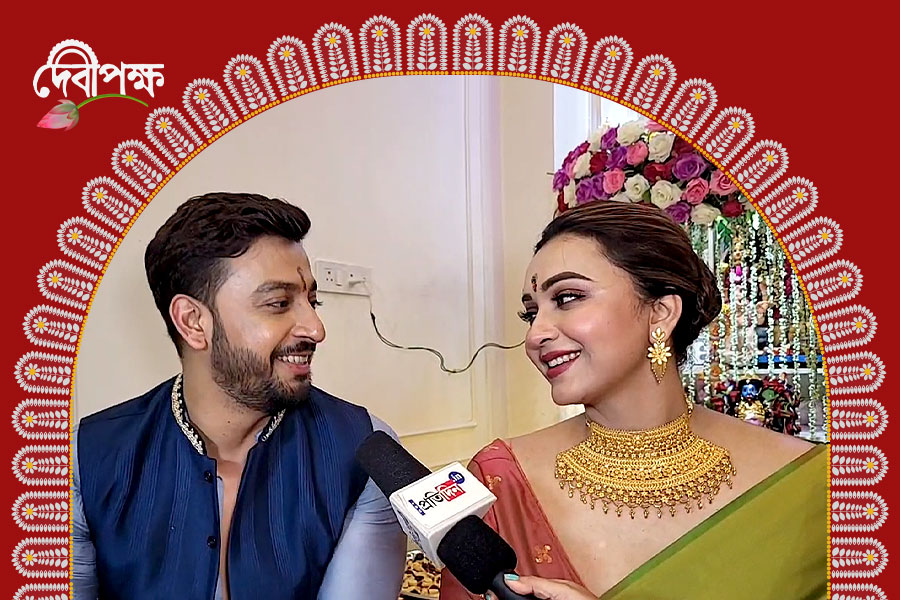নতুন বাড়িতে কালীপুজোর আয়োজনে বনি-কৌশানি, মায়ের কাছে কী চাইলেন টলিউড জুটি?