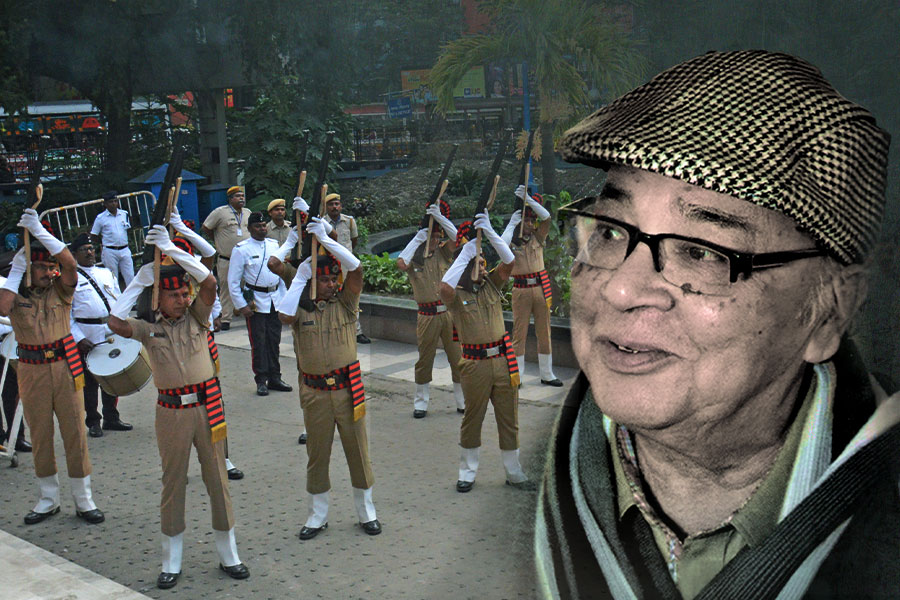 গান স্যালুটে শেষ বিদায় কিংবদন্তী অভিনেতা মনোজ মিত্রকে