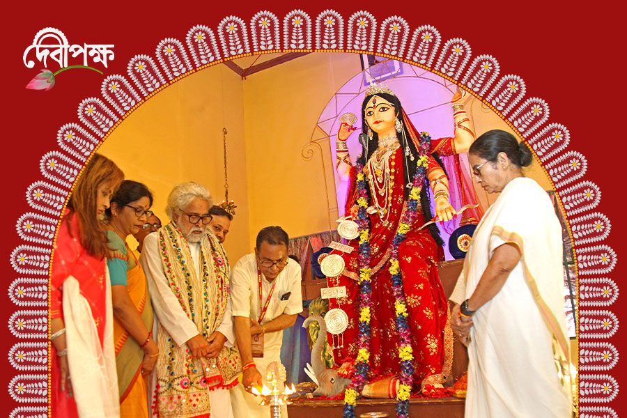 জগদ্ধাত্রী পুজোর উদ্বোধনে মুখ্যমন্ত্রী, ছটের শুভেচ্ছা ও ঐক্যের বার্তা মমতার