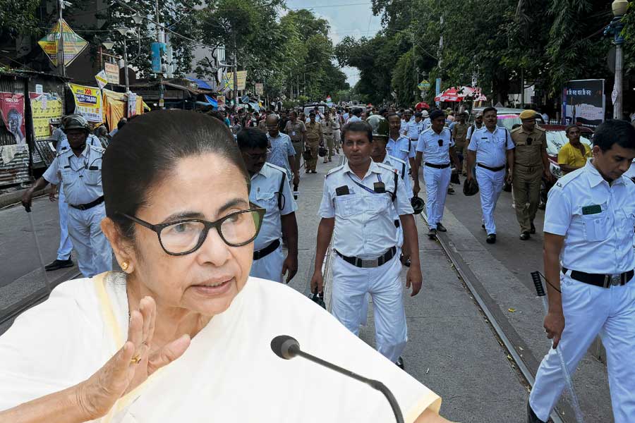‘কিছু পুলিশ টাকা খেয়ে কয়লা, বালি চুরিতে সাহায্য করছে’,  পুলিশকে তোপ খোদ পুলিশমন্ত্রীর!