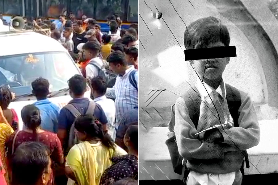 দুই বাসের রেষারেষিতে প্রাণ গেল স্কুল পড়ুয়ার! রাস্তা আটকে বিক্ষোভ, বাস ভাঙচুর
