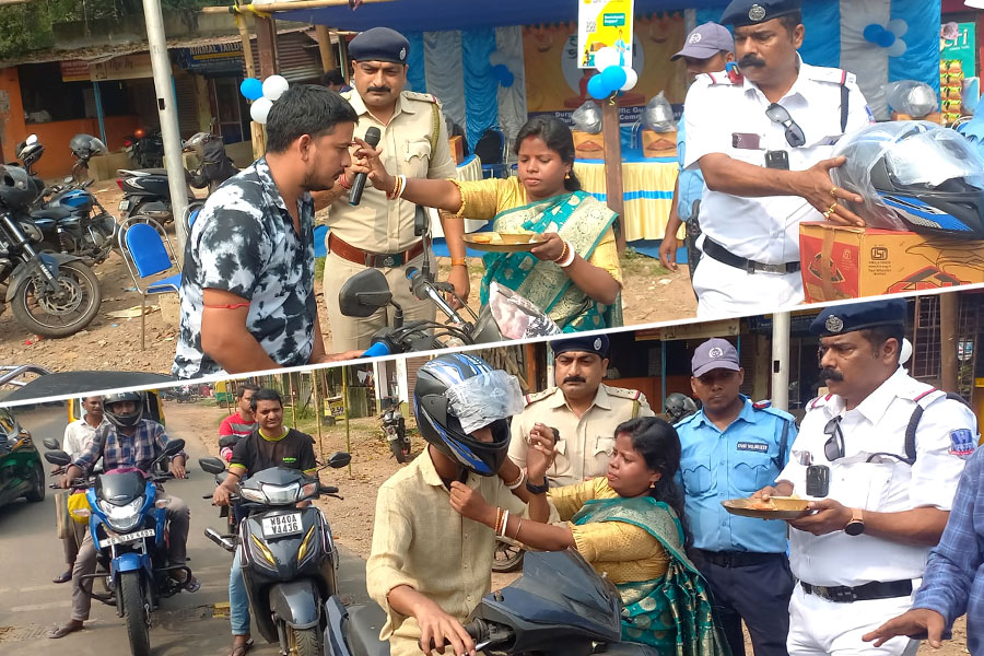 ভাইফোঁটায় পুলিশের গান্ধীগিরি দুর্গাপুরে ! হেলমেটবিহীন বাইক আরোহীদের ভাইফোঁটা