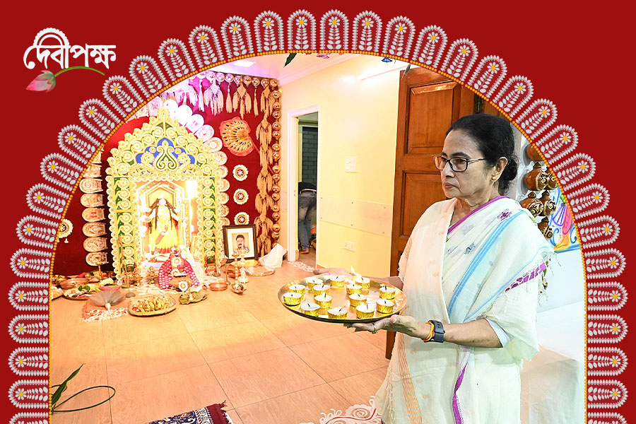 পুজোর জোগাড় থেকে পুষ্পাঞ্জলি, বাড়ির পুজোয় সব কাজ নিজের হাতে সামলালেন মমতা