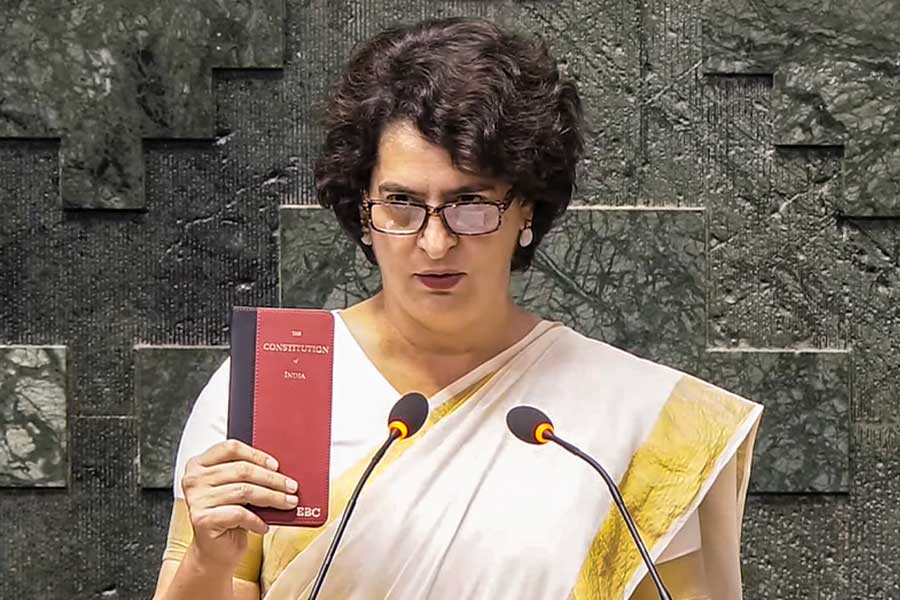 সংসদীয় রাজনীতিতে অভিষেক প্রিয়াঙ্কার, সংবিধান হাতে শপথ