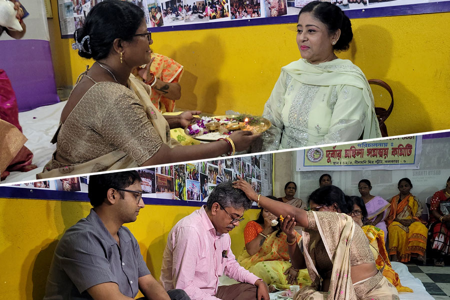 সোনাগাছিতে ভাইফোঁটা, শ্রমের স্বীকৃতির দাবি দুর্বারের
