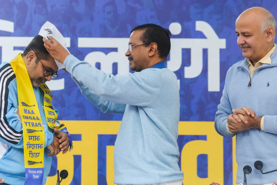 ভোটের মুখে চমক আপের, ‘ঝাড়ু’ হাতে রাজনীতির মাঠে শিক্ষক অবধ ওঝা