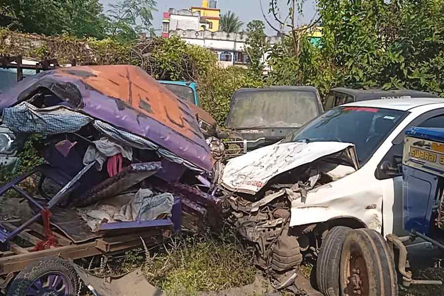 কানে মোবাইল, হাতে স্টিয়ারিং, মন্তেশ্বরে গাড়ির চাকায় পিষে প্রাণ গেল ২ জনের