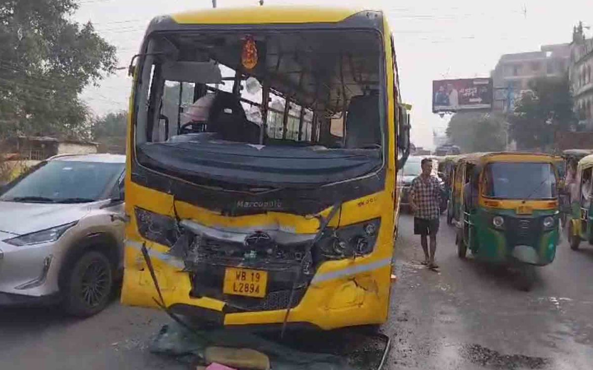 পুলিশের গাড়িতে স্কুলবাসের ধাক্কা! জখম ১৮ কনস্টেবল, তীব্র যানজট বি টি রোডে