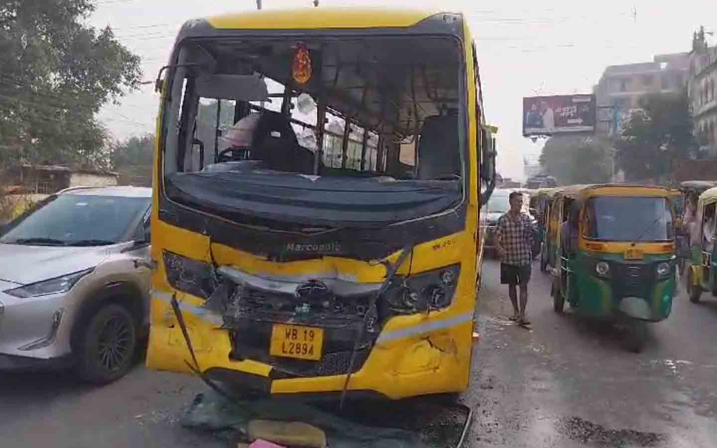 পুলিশের গাড়িতে স্কুলবাসের ধাক্কা! জখম ১৮ কনস্টেবল, তীব্র যানজট বি টি রোডে