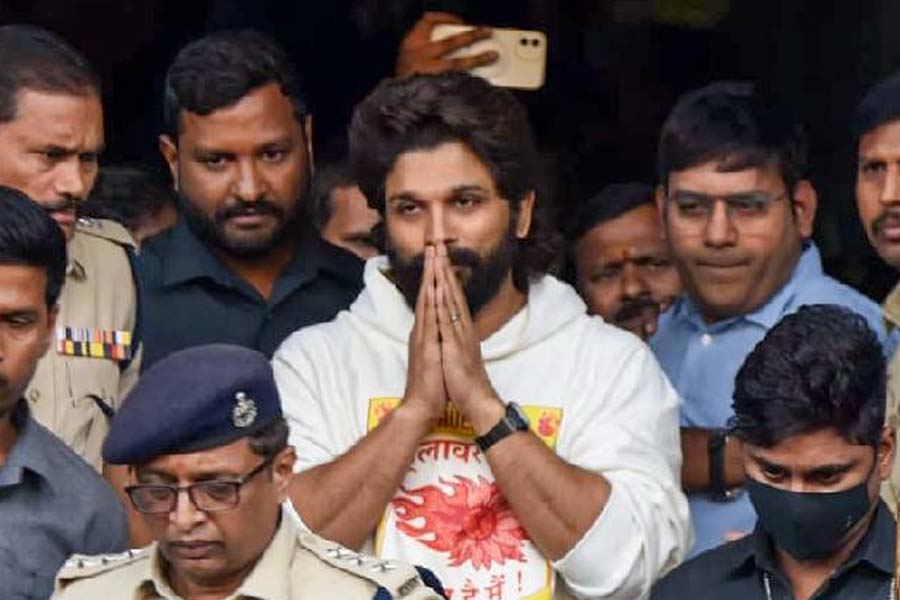 আইনের কাছে ‘ঝুঁক গয়া’ পুষ্পা! জেল থেকে বেরিয়ে কী বললেন আল্লু অর্জুন?