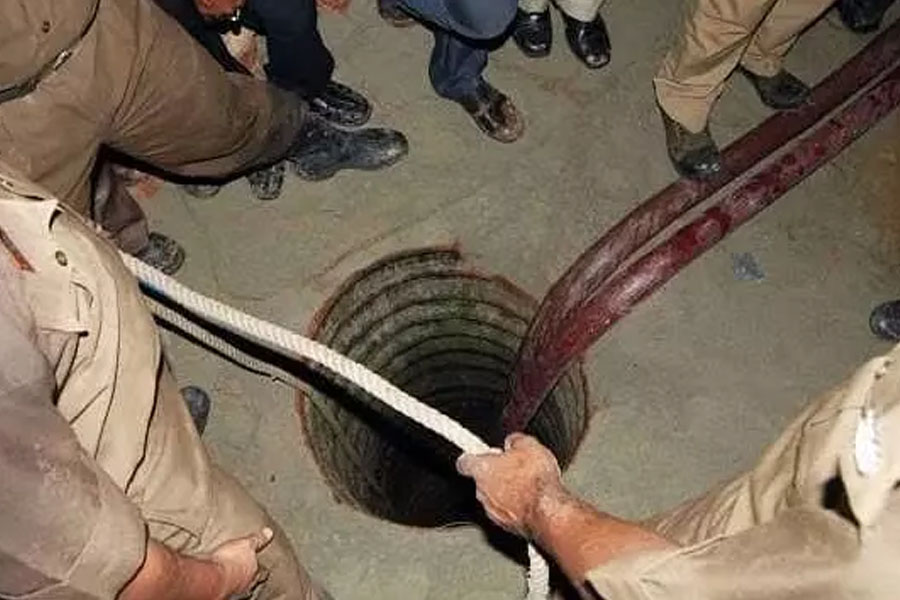৪২ ঘণ্টা পার, ১৫০ ফুটের ‘মরণ কুয়ো’য় এখনও আটকে ছোট্ট আরিয়ান