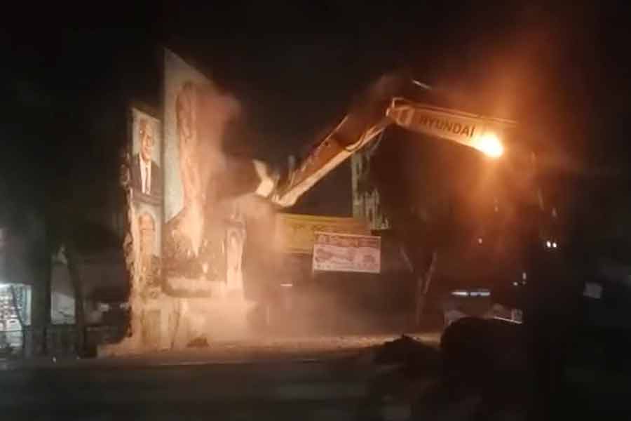 স্মৃতি মুছতে টাঙ্গাইলে গুঁড়িয়ে দেওয়া হল মুজিবের ম্যুরাল, চরম অরাজকতা বাংলাদেশে