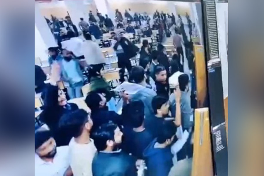 বিহারেই সম্ভব, সরকারি চাকরির পরীক্ষায় তুমুল হট্টগোল, ছিঁড়ে বিলিয়ে দেওয়া হল প্রশ্নপত্র!