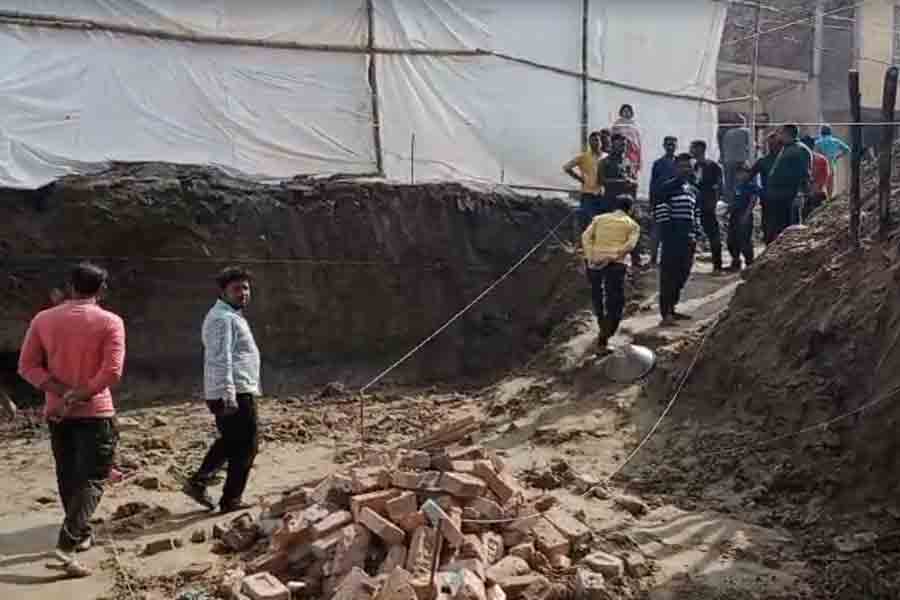 বহুতল নির্মাণে ‘অবৈধভাবে’ মাটি কাটতে গিয়ে বিপত্তি! ধসে মৃত কিশোর শ্রমিক