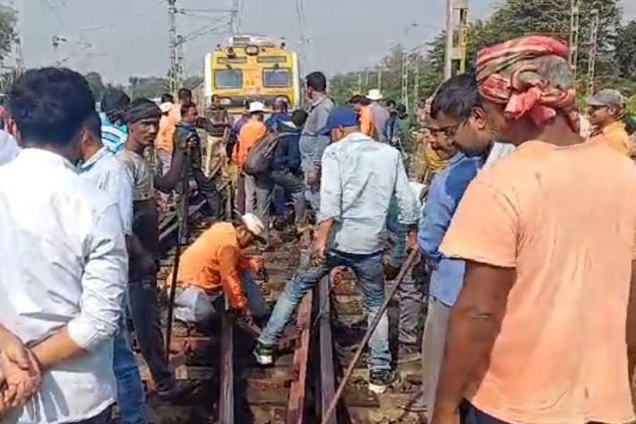 রেললাইনে ফাটল, বনগাঁ-শিয়ালদহ শাখায় ব্যাহত ট্রেন চলাচল